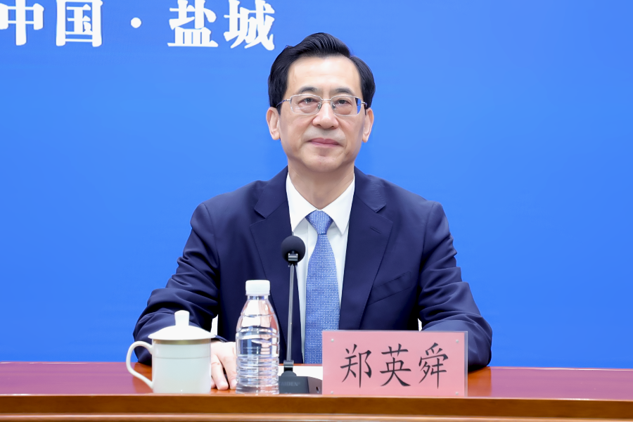 市人大社会委主任委员郑英舜
