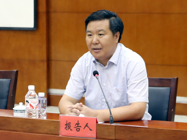 班,先后邀请省教科院副院长,省教育学会会长杨九俊,市纪委副书记肖力