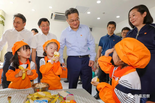 周斌來到鹽城市六一幼兒園松江路園區,看望教師和學生